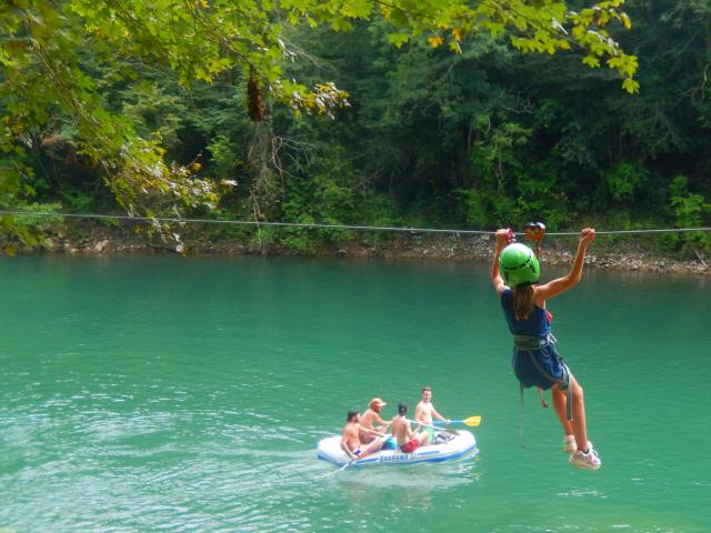 Tyrolienne au-dessus du gave d'Expériences Béarn