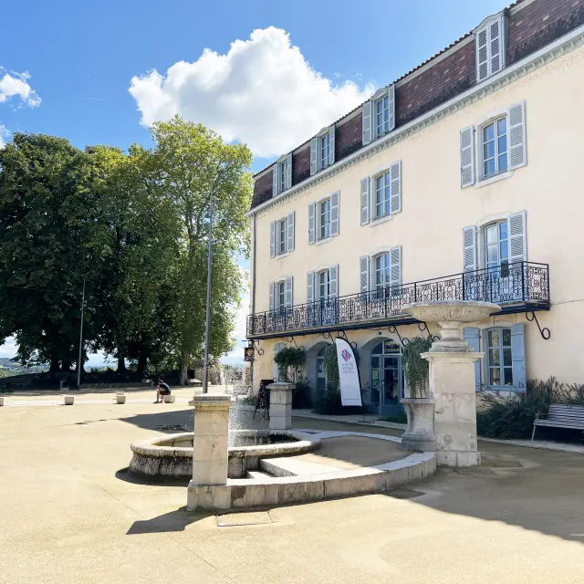 Bureau de l'office de tourisme du Béarn à Sauveterre-de-Béarn